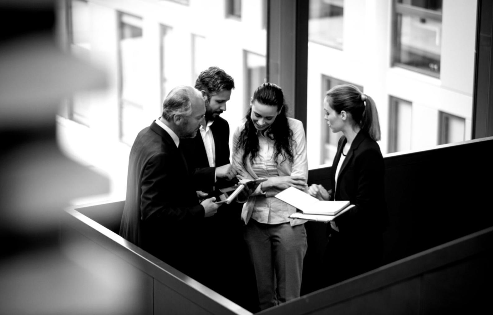 Profesional analizando datos financieros en entorno moderno